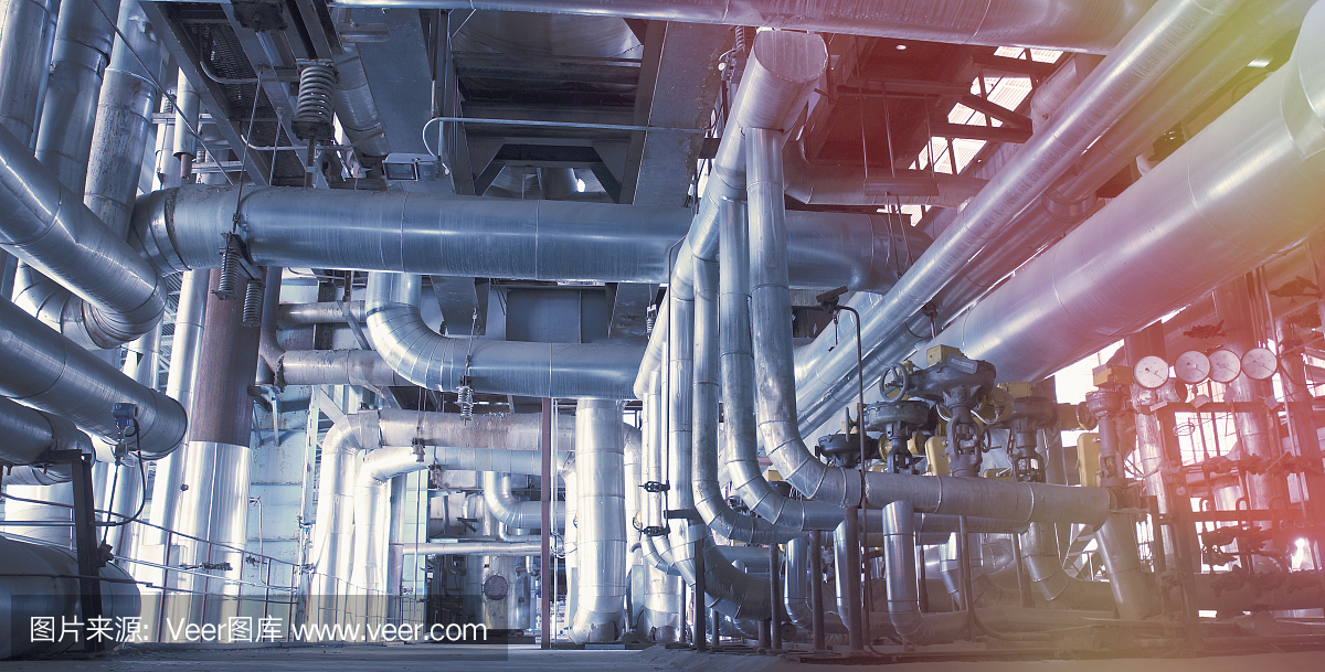 現代工業發電廠內的設備、電纜和管道